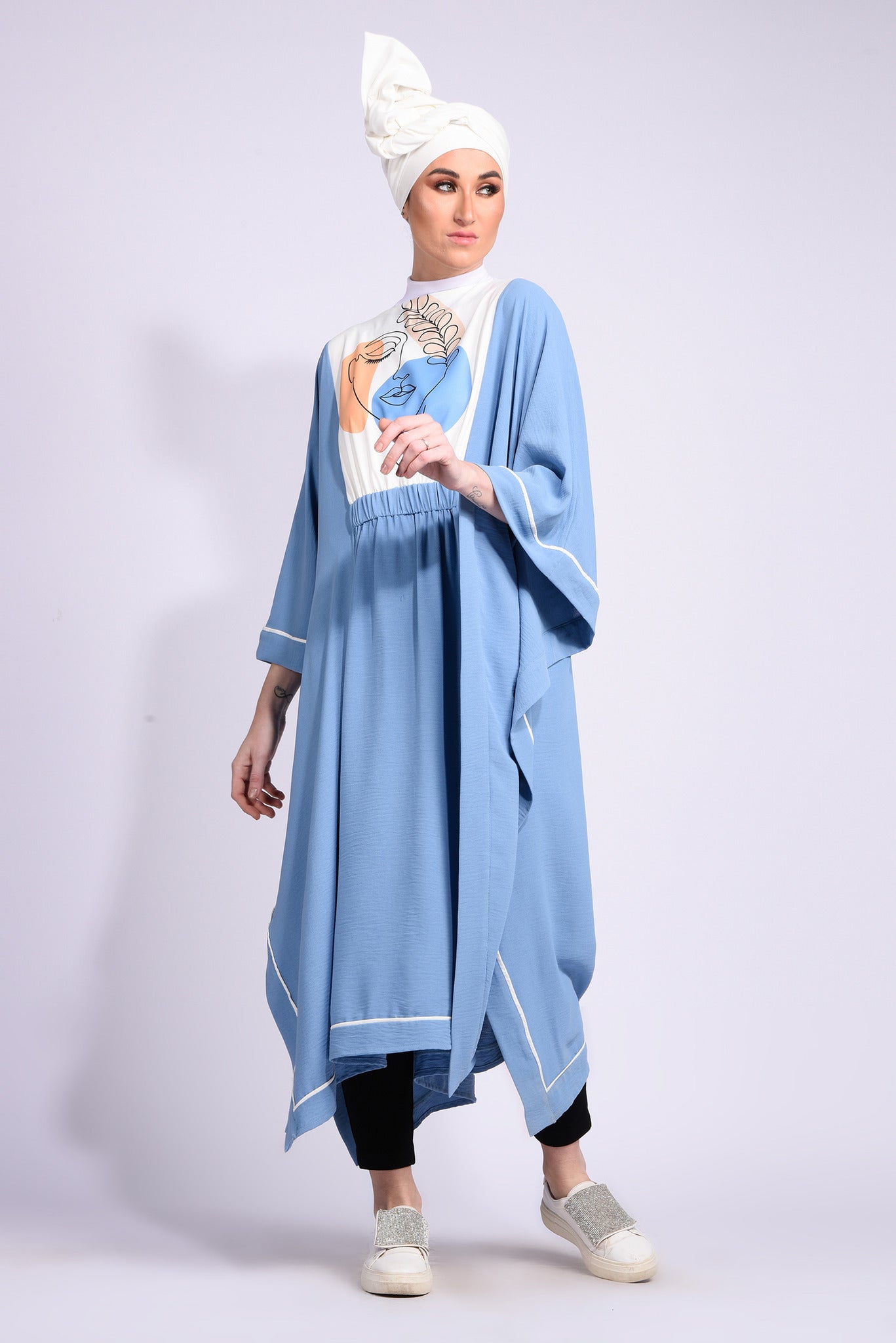 Midi dress with a chest pattern and bat sleeves with loose open sleeves