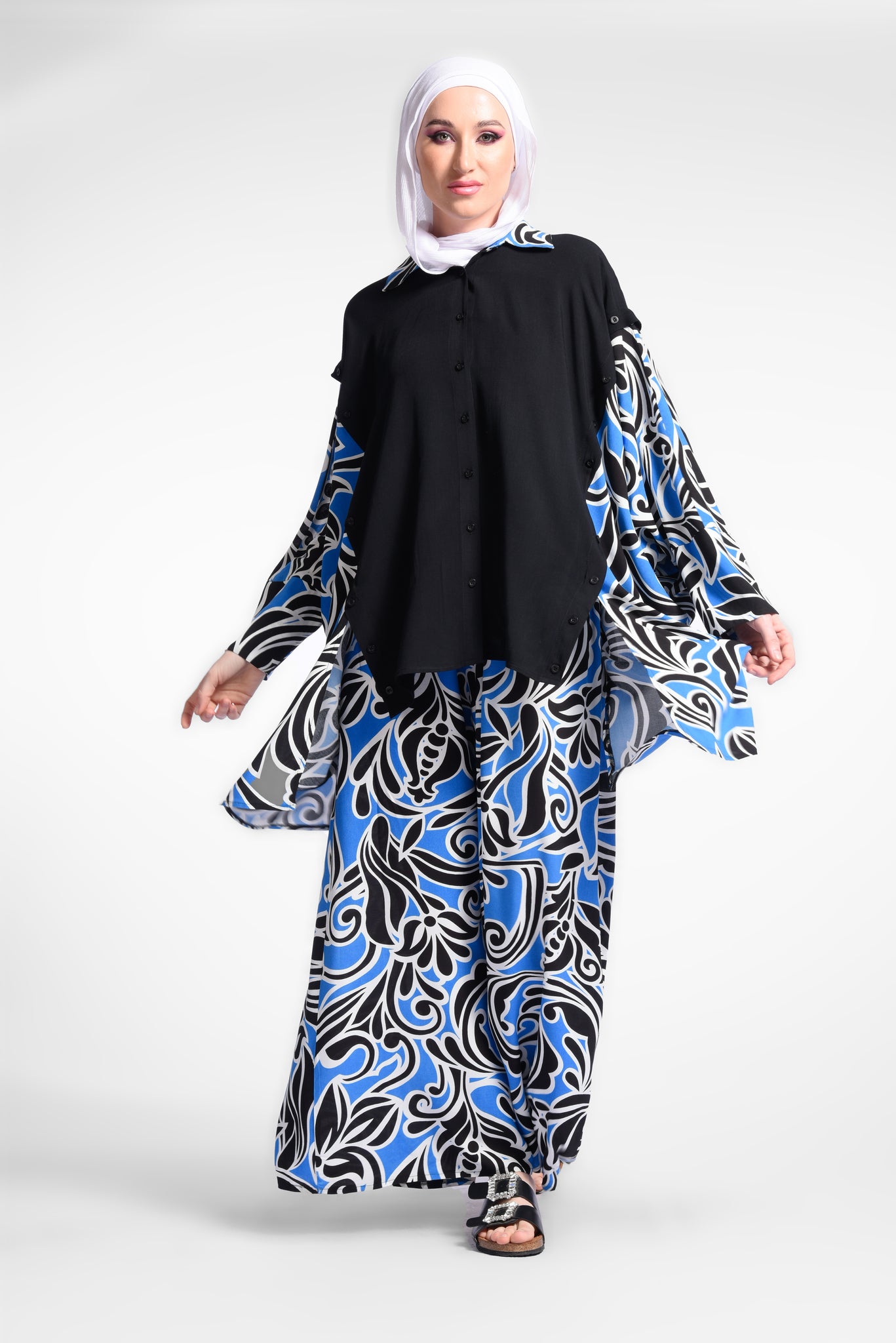 Oversized blouse with bat sleeves and a round neck