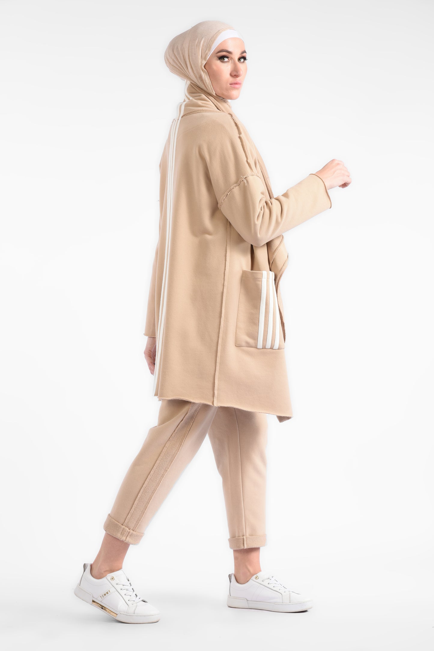 Beige open-cut long-sleeved jacket