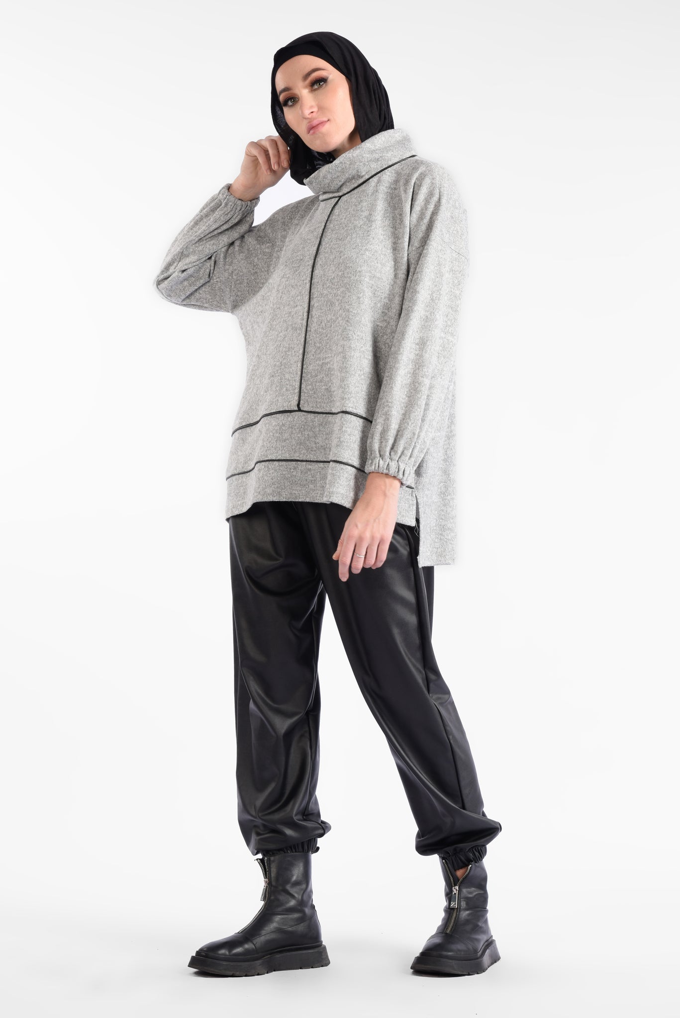Loose collar blouse with elasticated sleeves and a front zip.
