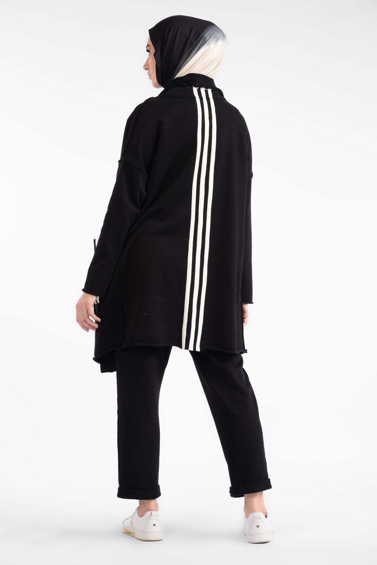 Black open-cut long-sleeved jacket