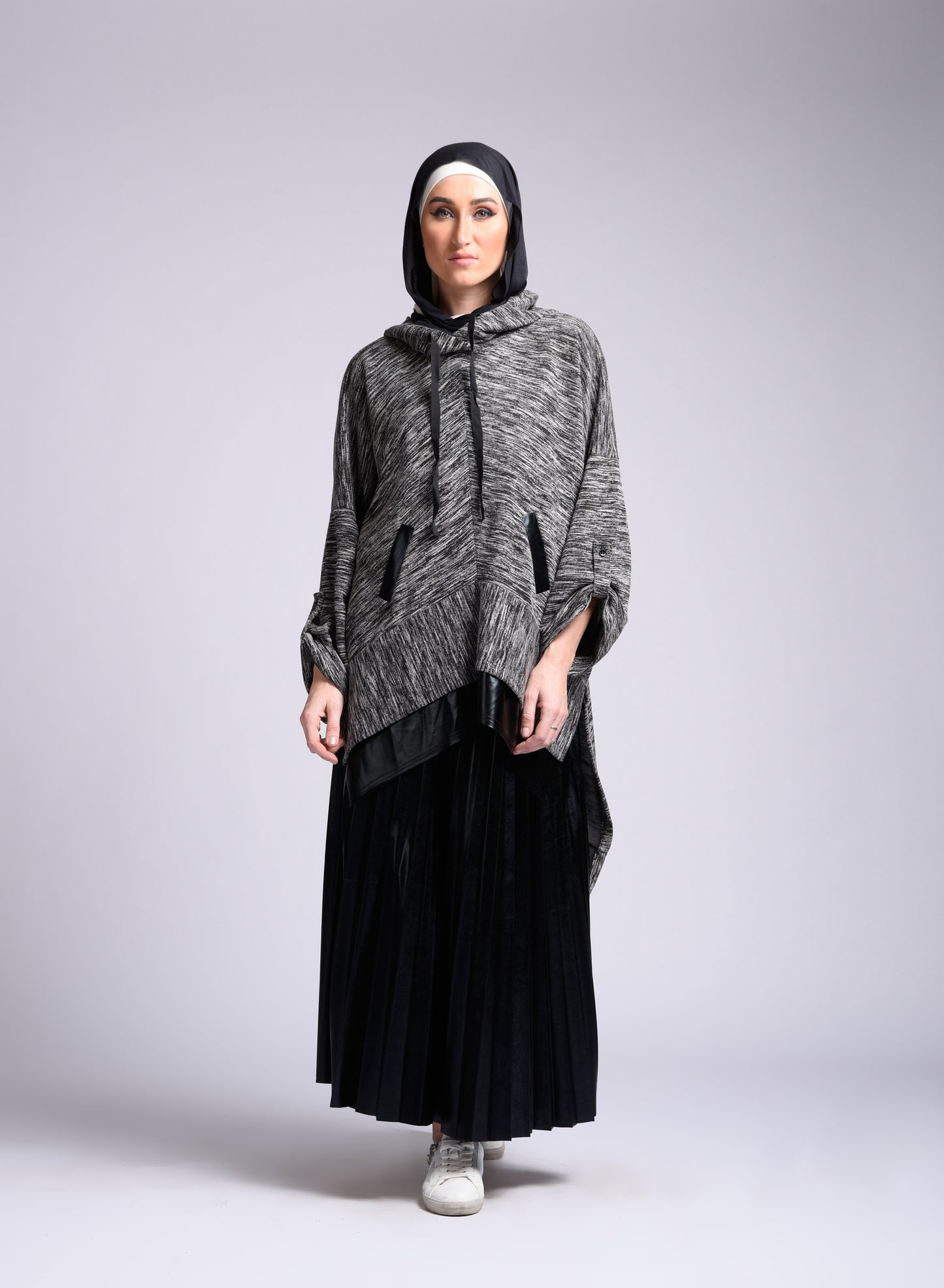 Long black blouse with a pattern