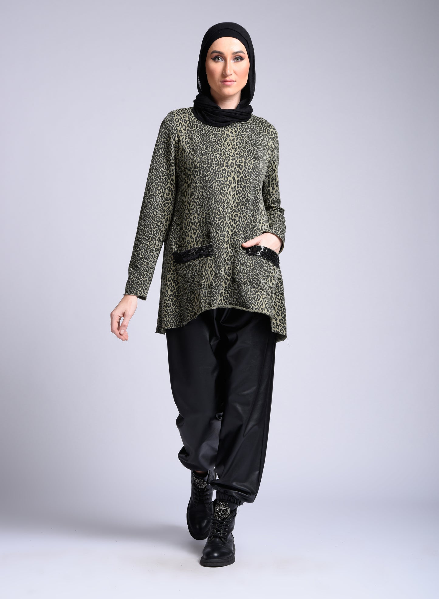 Green blouse with long sleeves, round neck and pockets