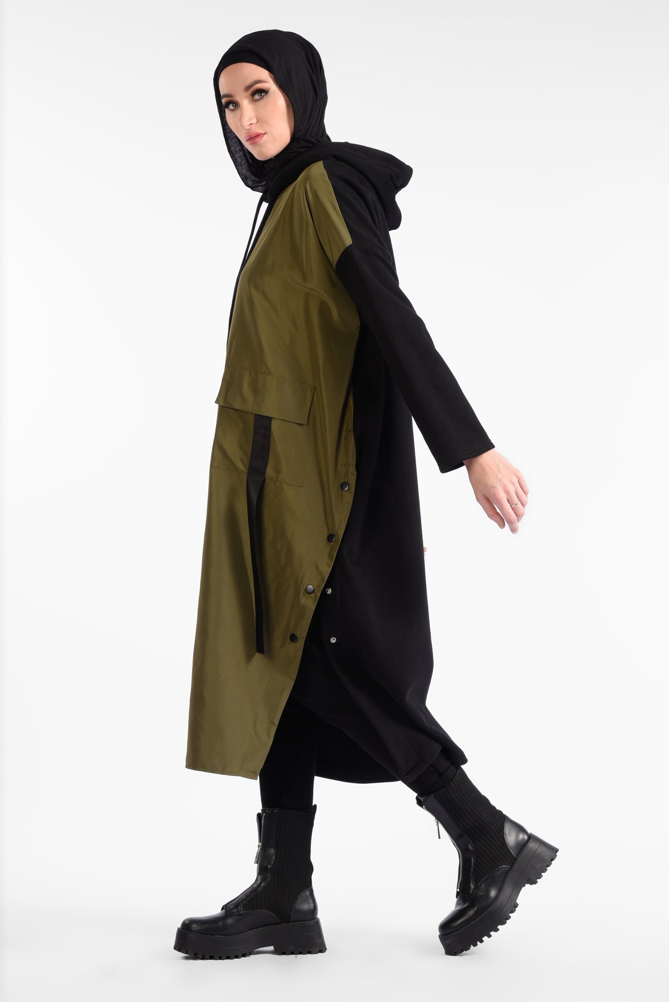 Midi dress with hood and wide sleeves