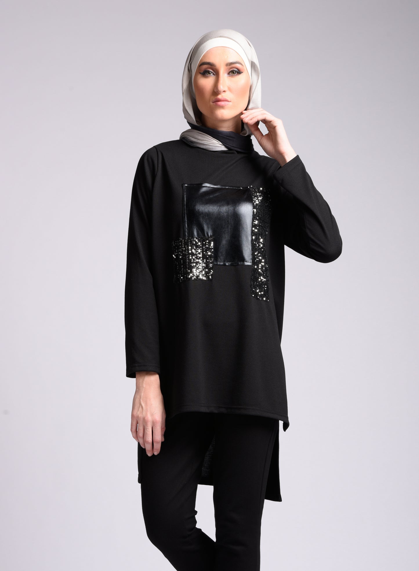 Black long-sleeved round neck blouse