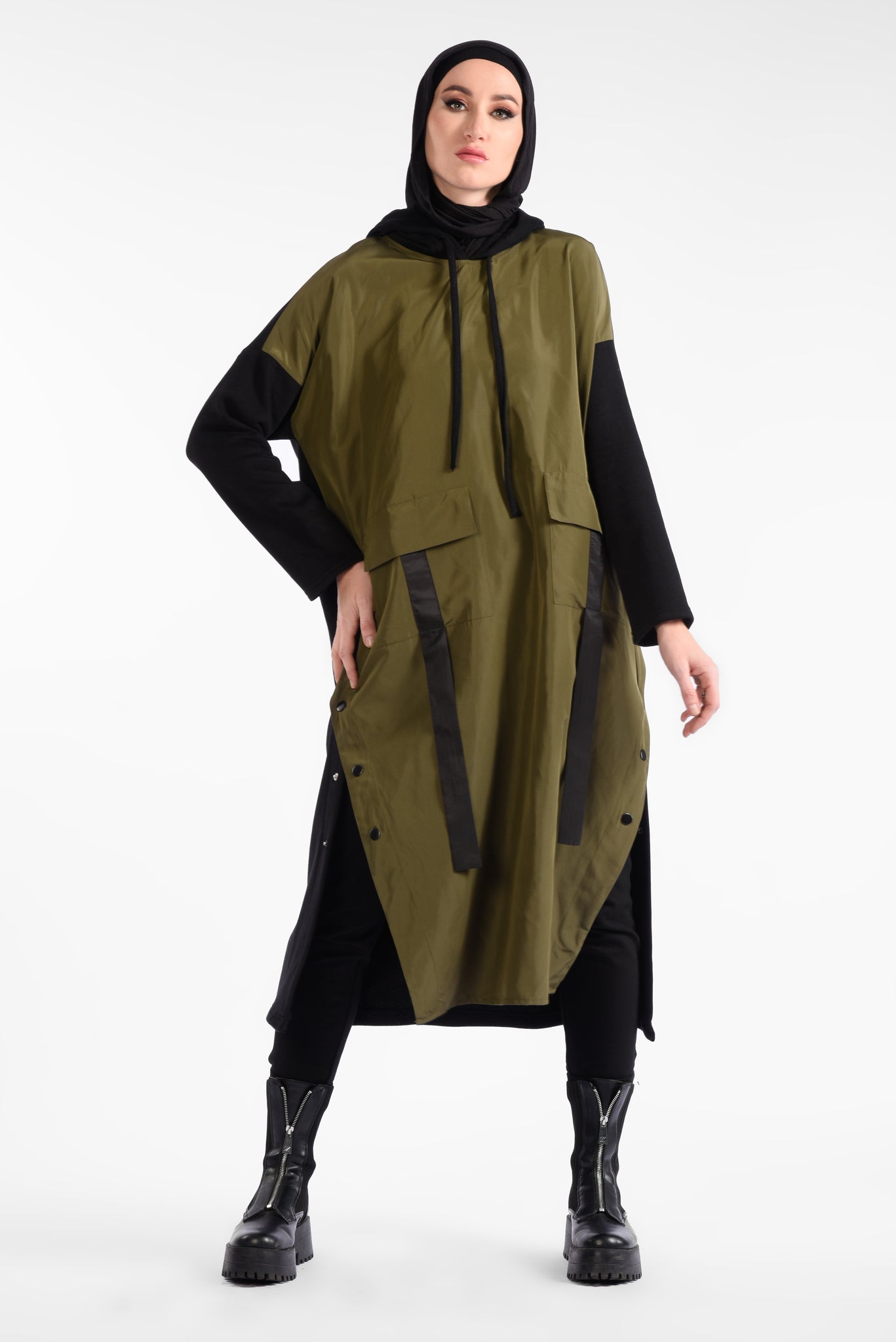 Midi dress with hood and wide sleeves