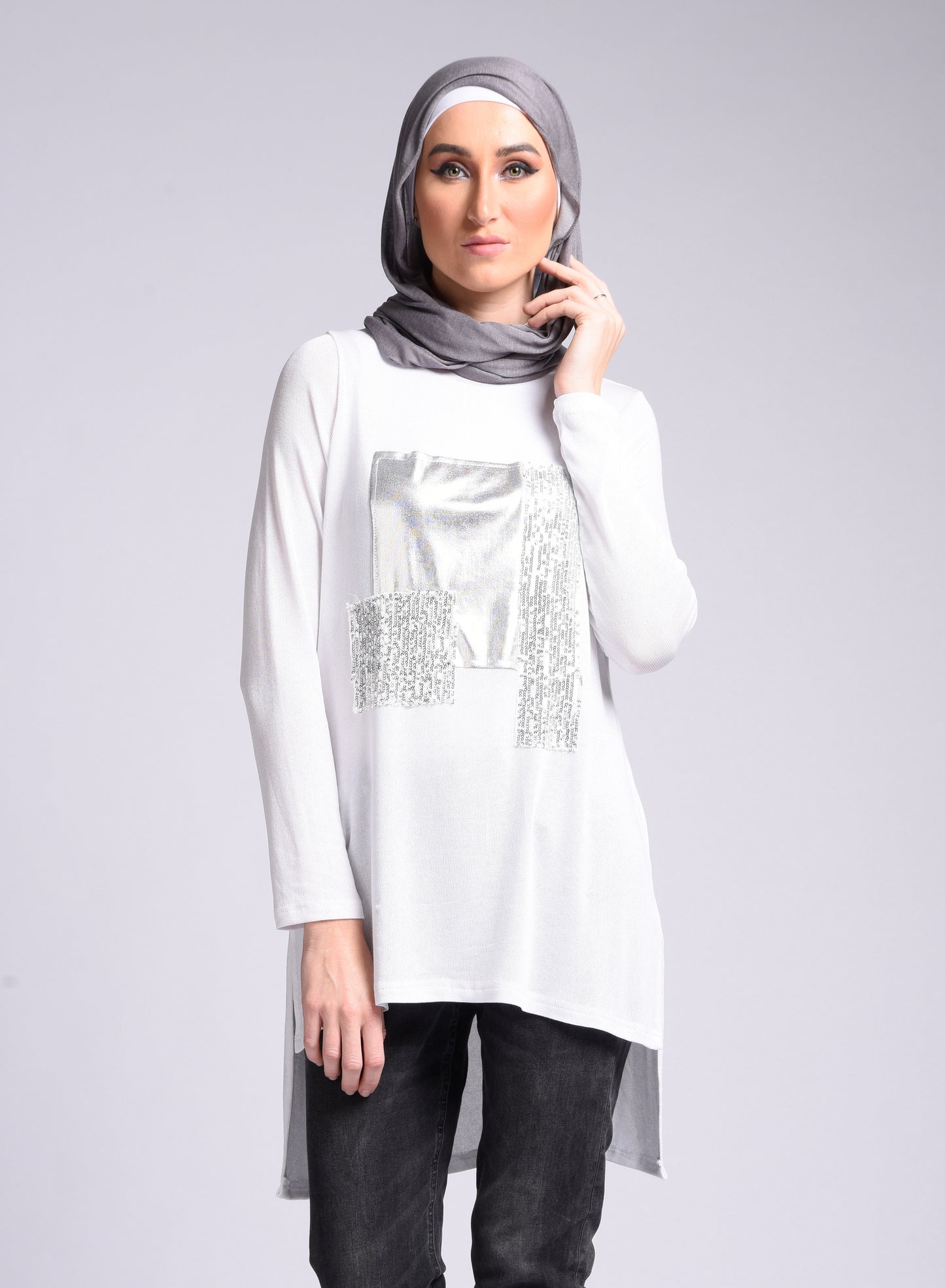 White long-sleeved blouse with round neck