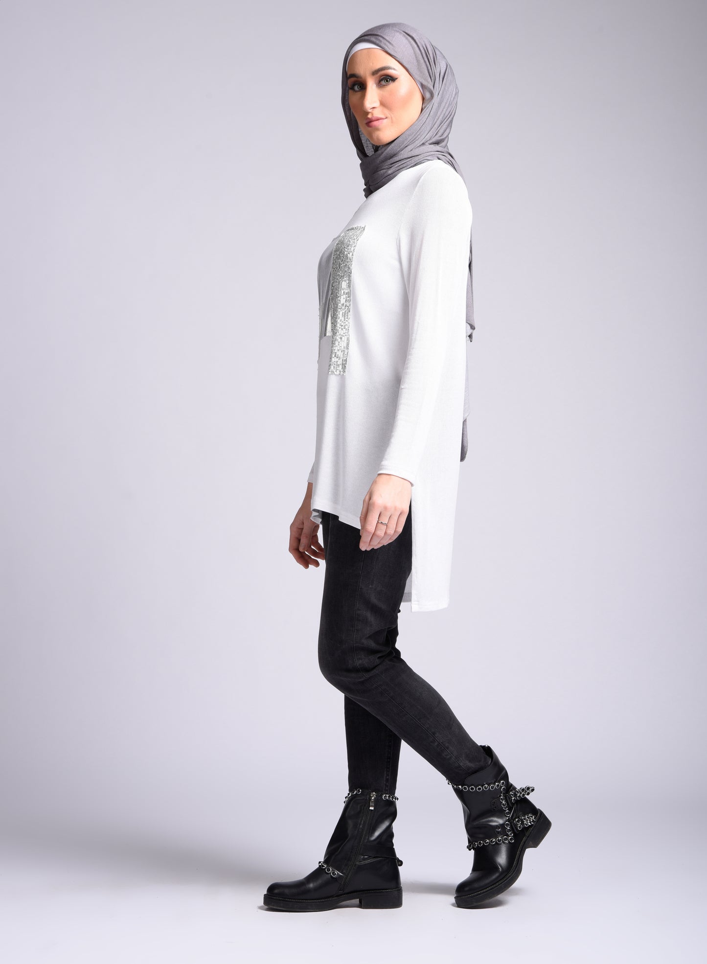 White long-sleeved blouse with round neck