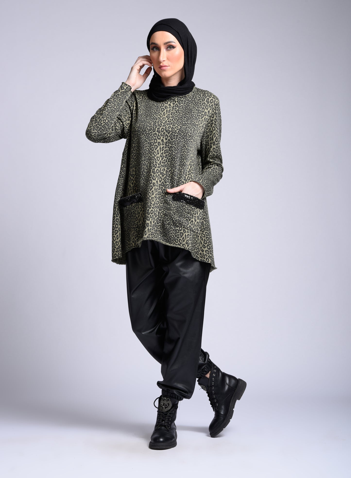 Green blouse with long sleeves, round neck and pockets
