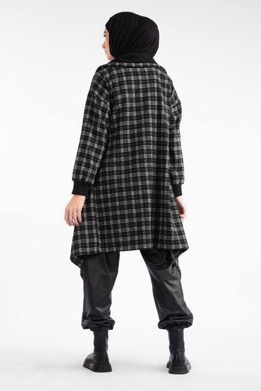 Oversized sweater with long sleeves, low top